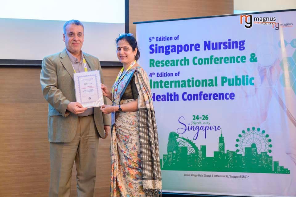 Ismat Mikky Felicitating Vinita Shukla